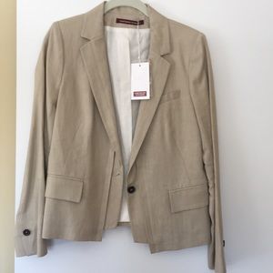 Neutral linen blazer.